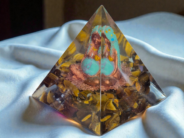 Orgonite pyramide bouddha oeil du tigre